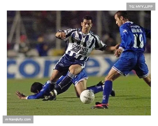 蓝十字一比零小胜托卢卡,凭借点球艰难取胜